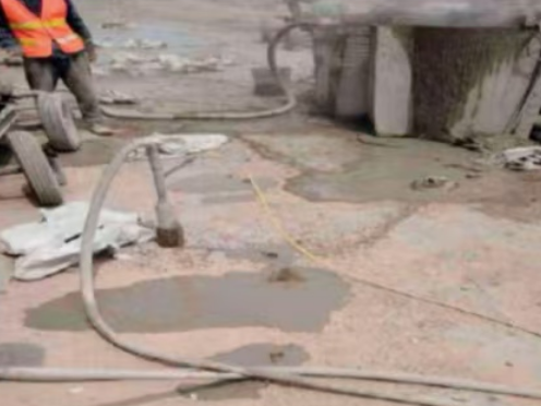 崖城镇水泥混凝土路面板底注浆技术 路面脱空注浆整治方案