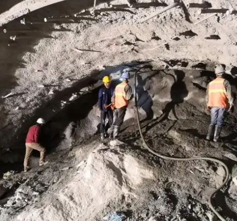 崖城镇拱顶带模注浆料的施工流程及注意事项